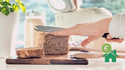 iemand die een brood aansnijdt